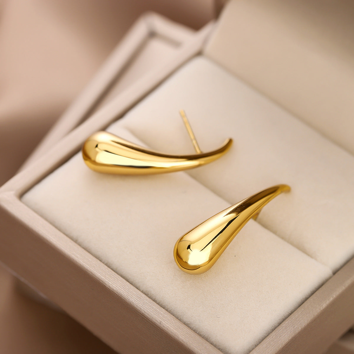 1 Pair Gold Light Luxury Earrings, European &amp; American Style, 2024 New Trend, Simple &amp; Mini Stud Earrings