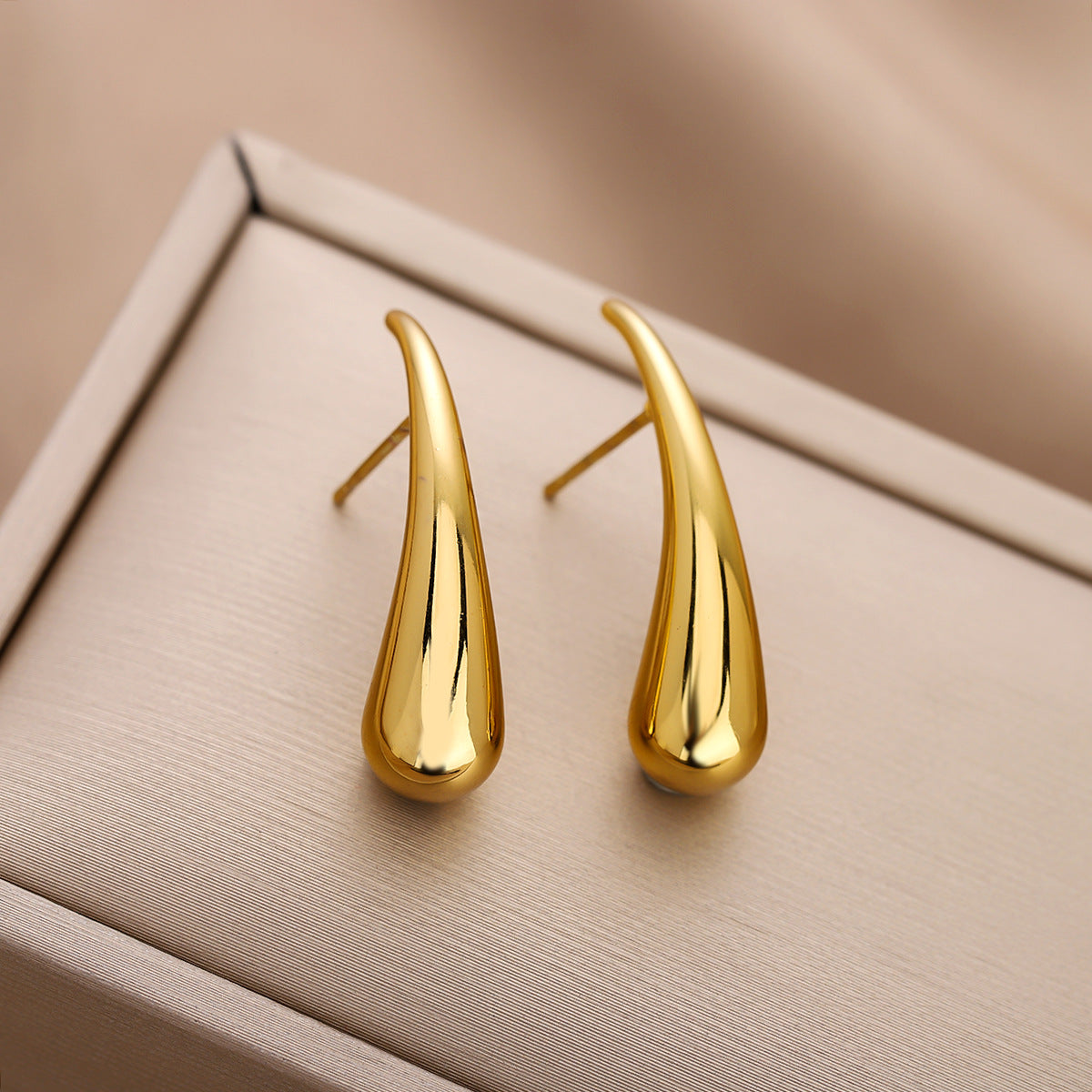 1 Pair Gold Light Luxury Earrings, European &amp; American Style, 2024 New Trend, Simple &amp; Mini Stud Earrings